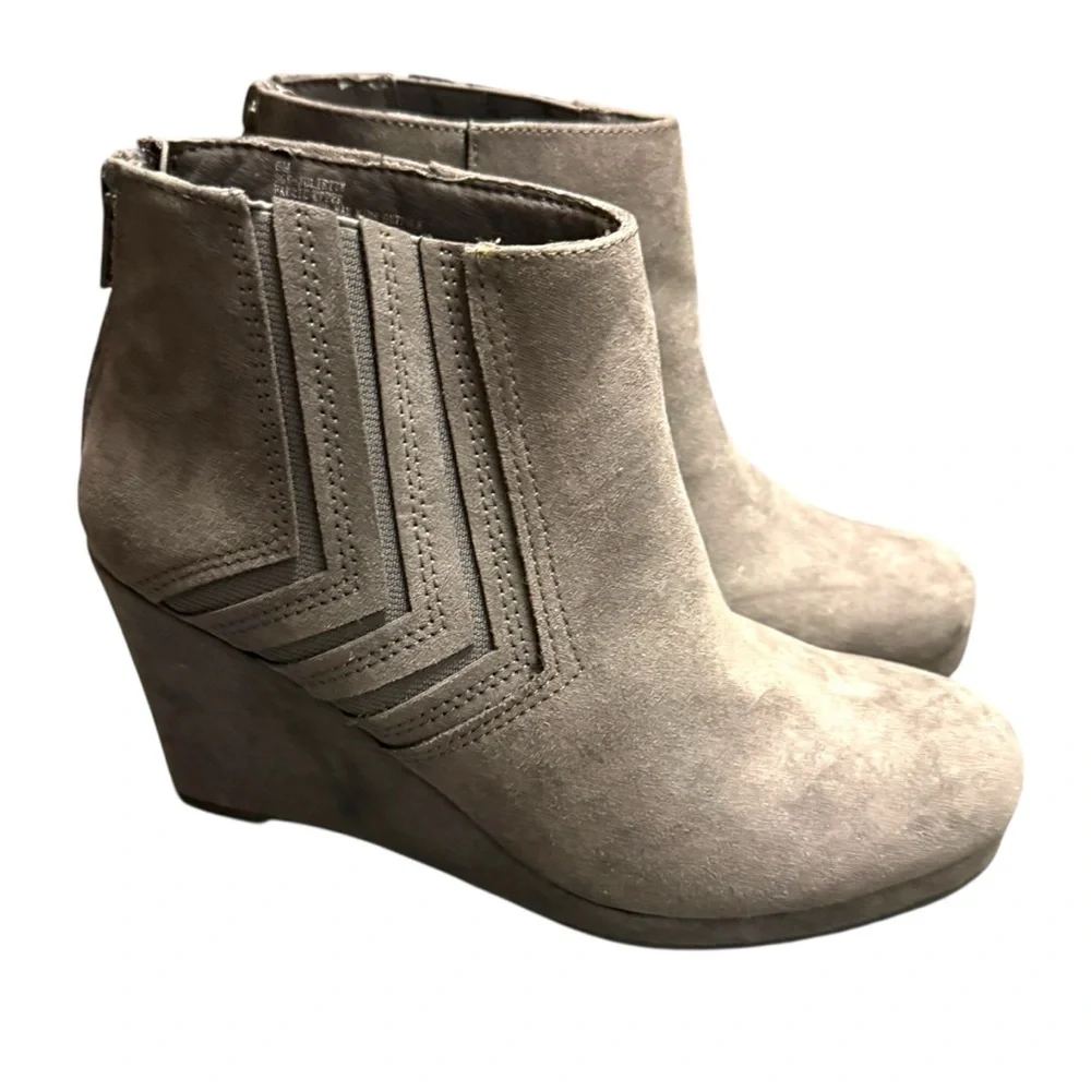 Sugar Juliette Gray Faux Suede Wedge Ankle Booties 6M